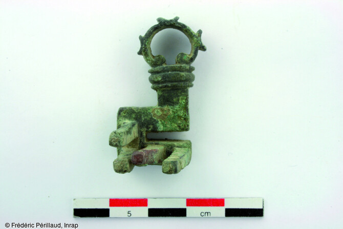 Clef en alliage base cuivre d&eacute;couverte dans une structure abandonn&eacute;e qui a servi de zone de rejet dans l'habitat rural de la fin de l'&acirc;ge du Fer &agrave; Beaugency (Loiret).