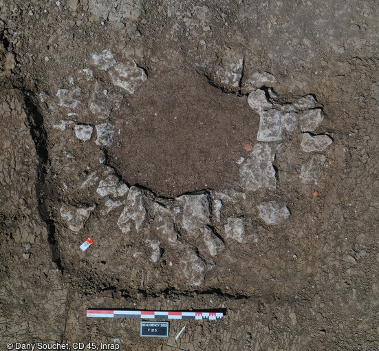 Puits mis au jour dans l'habitat rural de la fin de l'&acirc;ge du Fer &agrave; Beaugency (Loiret).