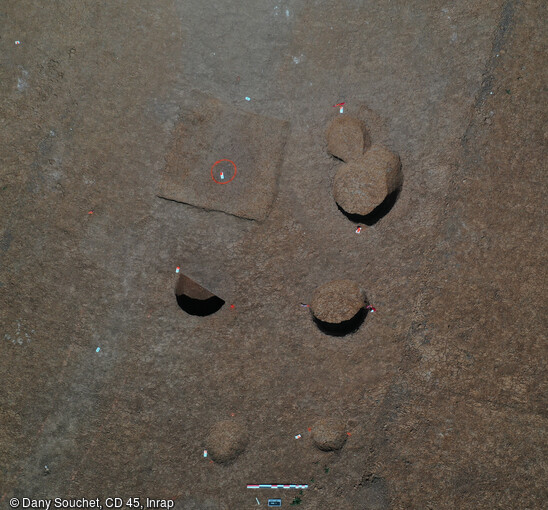 Le b&acirc;timent de l'ensemble 1 de l'habitat rural de la fin de l'&acirc;ge du Fer &agrave; Beaugency (Loiret). Le plan au sol de ce b&acirc;timent r&eacute;pond &agrave; un sch&eacute;ma de construction bien connu en Gaule septentrionale pour cette &eacute;poque. 