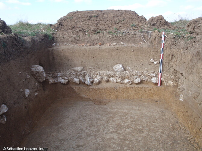 Vue de la coupe stratigraphique aux abords de la voie romaine en cours de fouille de l'habitat rural &agrave; Beaugency (Loiret). Cette axe reliait Orl&eacute;ans &agrave; Blois en longeant la rive nord de la Loire 