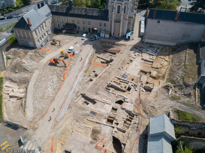 Vue g&eacute;n&eacute;rale du chantier de l'&icirc;lot Saint-Vincent &agrave; Blois (Loir-et-Cher) vers l'est &agrave; la fin du d&eacute;capage. A l'issue de ce premier d&eacute;capage g&eacute;n&eacute;ral, c'est la trame du parcellaire urbain des &eacute;poques modernes et contemporaines qui a &eacute;t&eacute; rendue visible de part et d'autre de l'ancien trac&eacute; de la rue du Pont du Gast, dont la chauss&eacute;e a &eacute;t&eacute; d&eacute;couverte presque qu'intacte. 