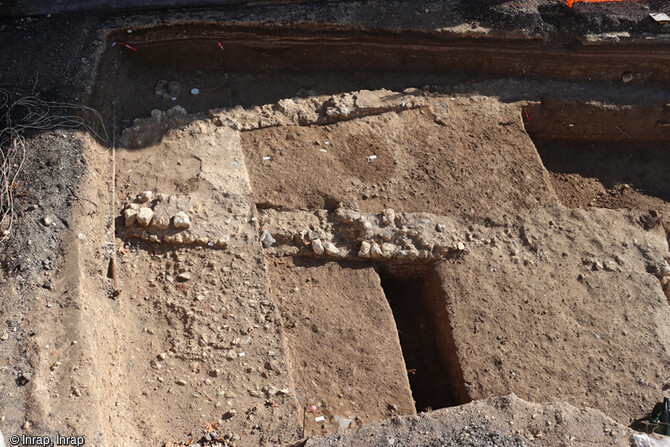 Fouille en cours d'une s&eacute;quence stratigraphique d'&eacute;poque moderne dans l'&icirc;lot Saint-Vincent &agrave; Blois (Loir-et-Cher).
