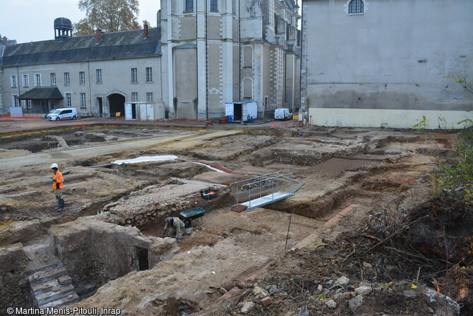 La partie sud du chantier de fouille de l'&icirc;lot Saint-Vincent &agrave; Blois (Loir-et-Cher) apr&egrave;s le d&eacute;capage initial : le secteur anciennement dans les jardins royaux, pr&ecirc;t &agrave; &ecirc;tre fouill&eacute;. A gauche la rue du Pont du Gast, &agrave; droite l'Orangerie (grand mur aveugle). 