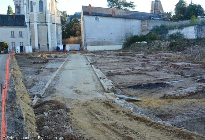 Vue sur l'ancienne rue du Pont du Gast des ann&eacute;es 1960, dont la chauss&eacute;e a &eacute;t&eacute; d&eacute;couverte presque qu'intacte lors de la fouille de l'&icirc;lot Saint-Vincent &agrave; Blois (Loir-et-Cher). 