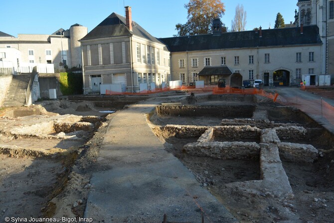 Vestiges des fondations du Bureau de Bienfaisance, fond&eacute; au 19e si&egrave;cle, mis au jour au cours de la fouille de l'&icirc;lot Saint-Vincent &agrave; Blois (Loir-et-Cher). 