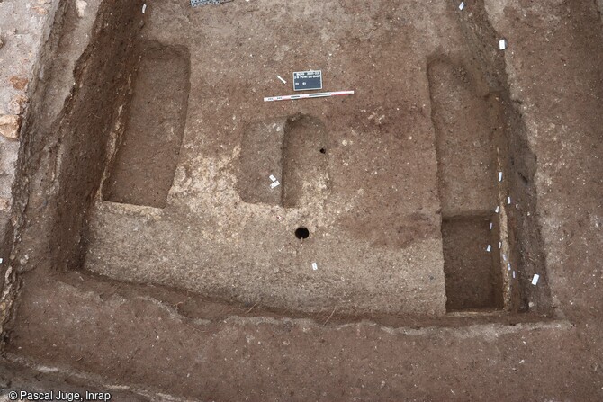 Vue z&eacute;nithale de l'espace de circulation dans le secteur 1 de la zone 2 au cours de la fouille de l'&icirc;lot Saint-Vincent &agrave; Blois (Loir-et-Cher). Cet espace de circulation pourrait t&eacute;moigner des am&eacute;nagements entrepris sur le site par les J&eacute;suites aux XVIIe et XVIIIe si&egrave;cles. 