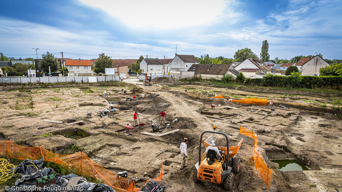 Vue g&eacute;n&eacute;rale de la fouille du quartier sud de la ville antique de Sens (Yonne), capitale des S&eacute;nons. La fouille r&eacute;v&egrave;le la pr&eacute;sence d'une occupation pr&eacute;coce, suivie de b&acirc;timents aras&eacute;s, peut-&ecirc;tre d&egrave;s le IIe s. de notre &egrave;re ou au d&eacute;but du IIIe si&egrave;cle. 