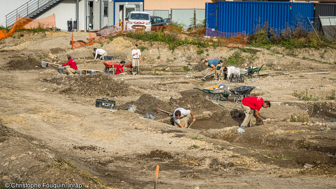 Vue de la fouille du quartier sud de la ville antique de Sens (Yonne), capitale des S&eacute;nons. La fouille r&eacute;v&egrave;le la pr&eacute;sence d'une occupation pr&eacute;coce, suivie de b&acirc;timents aras&eacute;s, peut-&ecirc;tre d&egrave;s le IIe s. de notre &egrave;re ou au d&eacute;but du IIIe si&egrave;cle.
