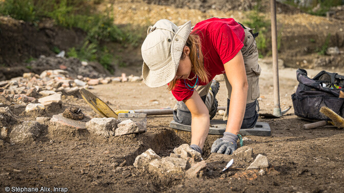 D&eacute;gagement de niveaux de sols empierr&eacute;s du Haut Empire au cours de la fouille du quartier sud de la ville antique de Sens (Yonne).
