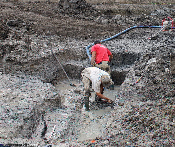 Sondage dans les structures antiques profondes au sein de la nappe phr&eacute;atique au cours de la fouille du quartier sud de la ville antique de Sens (Yonne).