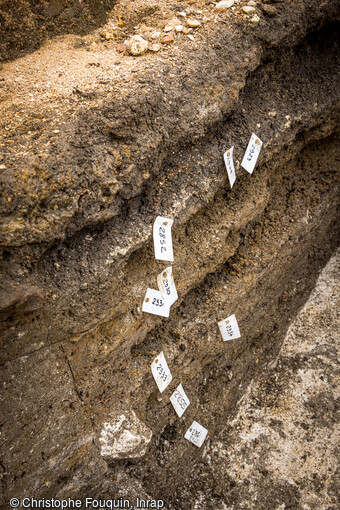 Stratigraphie sur le chantier de fouille du quartier sud de la ville antique de Sens (Yonne), en partie baign&eacute;e par la nappe phr&eacute;atique. L'&eacute;tude conjointe des faci&egrave;s g&eacute;omorphologiques (nappe), de l'environnement et de l'organisation de l'occupation permettra peut-&ecirc;tre d'appr&eacute;hender des &eacute;volutions climatiques pendant l'Antiquit&eacute; et leurs cons&eacute;quences sur l'urbanisme local. 