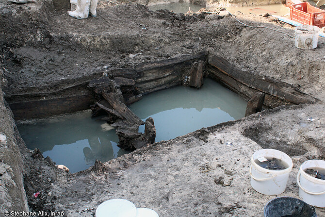 Cuvelage en bois conserv&eacute; au fond d'une grande latrine antique, mis au jour dans le quartier sud de la ville antique de Sens (Yonne). La nappe phr&eacute;atique baigne certains niveaux les plus anciens et, a fortiori, la quasi totalit&eacute; du fond des am&eacute;nagements profonds. Cet &eacute;tat de fait a permis la conservation de nombreux restes en bois.