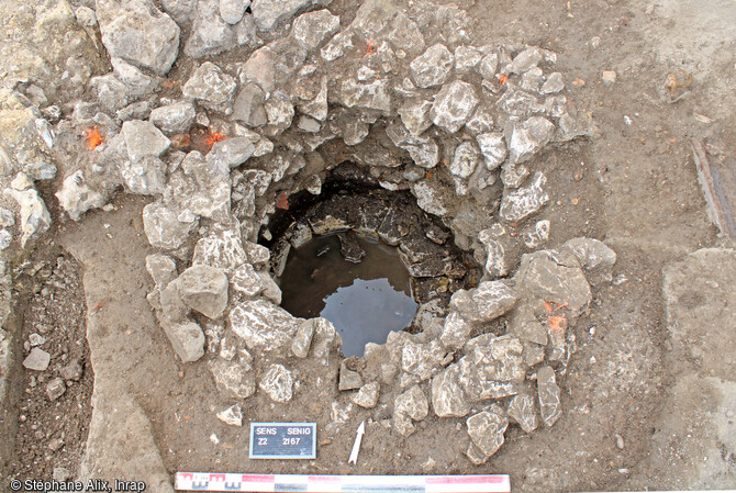 Puits antique avec deux &eacute;tats d'utilisation mis au jour dans le quartier sud de la ville antique de Sens (Yonne). 