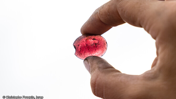 Intaille en p&acirc;te de verre d&eacute;couverte dans des latrines qui avaient servi de d&eacute;potoirs dans le quartier sud de la ville antique de Sens (Yonne). 