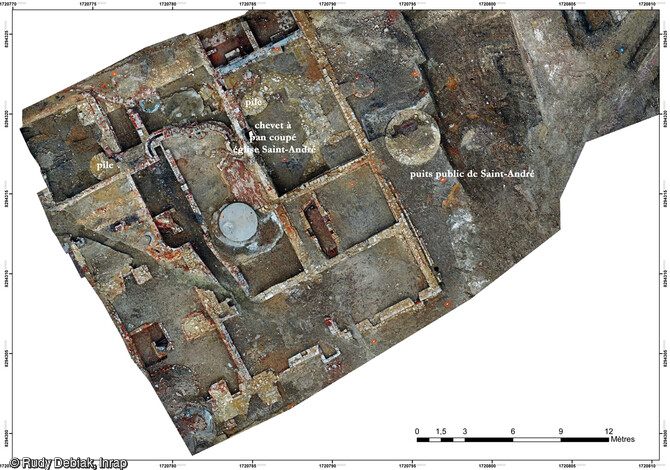 Orthophotographie : vestiges de l'&eacute;glise Saint-Andr&eacute; &agrave; Saint-Quentin (Aisne). Cette &eacute;glise est attest&eacute;e avant l'an 1000, et &eacute;lev&eacute;e au rang d'&eacute;glise paroissiale en 1214. Il s'agissait de l'&eacute;glise principale de la ville apr&egrave;s la Basilique. Les arch&eacute;ologues ont pu d&eacute;gager les fondations de son chevet &agrave; pan coup&eacute; et quelques-unes de ses piles int&eacute;rieures. 