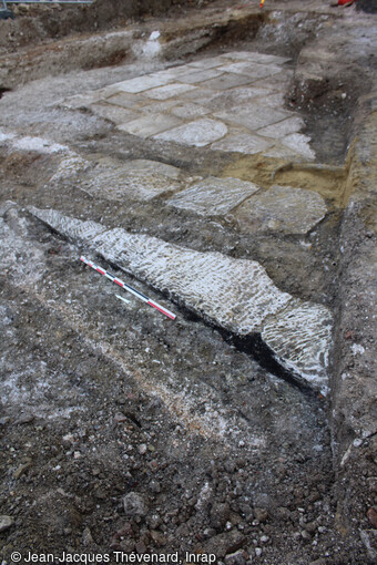 La fouille du parvis de la Basilique de Saint-Quentin (Aisne) a r&eacute;v&eacute;l&eacute; un important massif de fondation qui t&eacute;moigne du projet d'une nouvelle fa&ccedil;ade &agrave; trois portails int&eacute;grant la tour-porche, initi&eacute; &agrave; la fin du XVe si&egrave;cle. L'assise sup&eacute;rieure a &eacute;t&eacute; entaill&eacute;e par des tranch&eacute;es de canalisations install&eacute;es dans la premi&egrave;re moiti&eacute; du XXe si&egrave;cle.