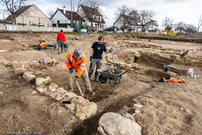 Fouille des fondations de la maison du meunier, associée au moulin à Sartrouville (Yvelines). Détruite dans les années 1980, sa forme est connue par un plan de 1820 mais la fouille a révélé des phases d'occupation plus anciennes.