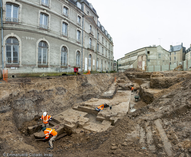 Le site en cours de décapage à Vannes (Morbihan) dans la cour actuelle de l'hôtel Lagorce construit à la fin du 18e siècle. La fouille a révélé les vestiges du château médiéval de l'Hermine, enfouis à 3 mètres de profondeur, construit par le duc de Bretagne Jean IV à partir des années 1380. 