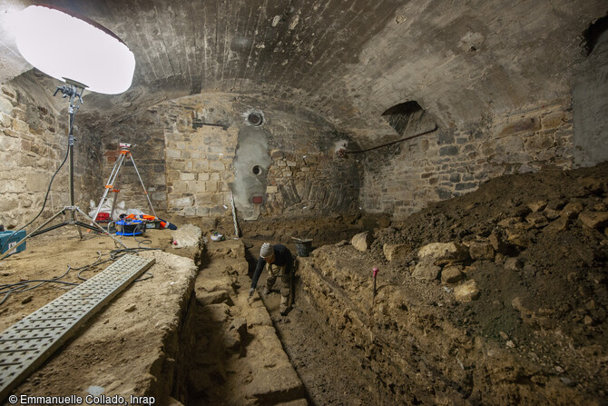 Sondages dans les caves de l'hôtel Lagorce avec mise au jour de l'enceinte de la ville de Vannes (Morbihan) sur lequel le château de l'Hermine s'appuie. 