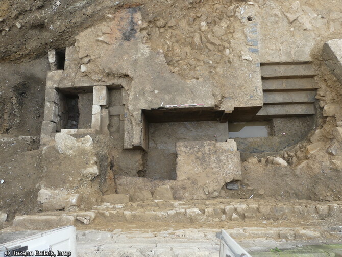 Espace de latrines aménagé dans le pignon ouest du logis ducal du château de l'Hermine à Vannes (Morbihan). 