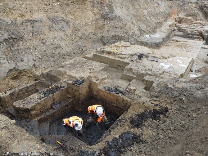 Espace technique du moulin comblé de sédiments hydromorphes en cours de fouille, à l'est du logis ducal au château de l'Hermine à Vannes (Morbihan). La fouille a révélé la présence du moulin intégré, de manière très originale, à l'espace résidentiel, dans une pièce de la  tour carrée  prolongeant le pignon est du logis.