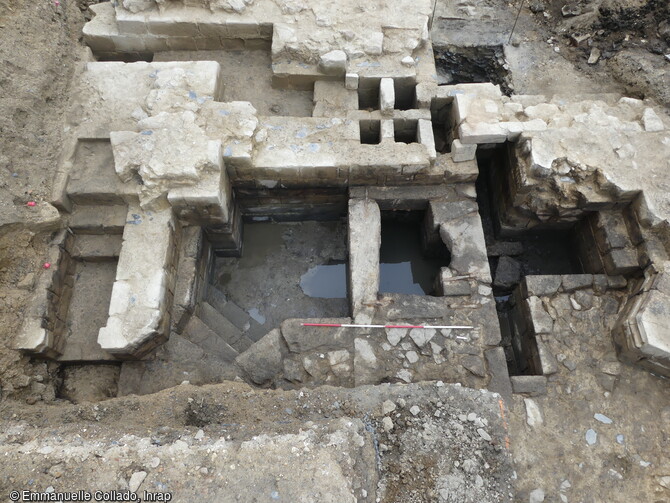 Emplacement du moulin, à l'est du logis ducal mis au jour au château de l'Hermine à Vannes (Morbihan). La fouille a révélé la présence du moulin intégré, de manière très originale, à l'espace résidentiel, dans une pièce de la  tour carrée  prolongeant le pignon est du logis. Les éléments du moulin ont disparu mais l'endroit où la roue s'insérait dans la maçonnerie a pu être repéré. 