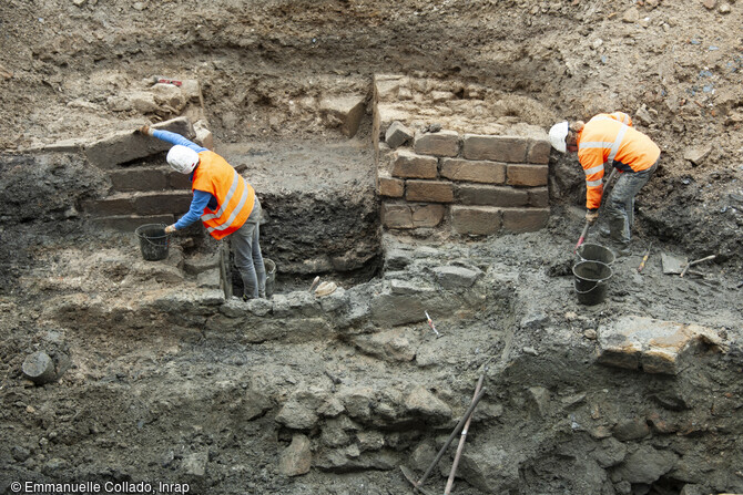 Face à l'entrée du château médiéval de l'Hermine à Vannes (Morbihan), la pile de pont en cours de dégagement et nettoyage. Un pont en bois reliait l'entrée du château et permettait l'accès à la ville.