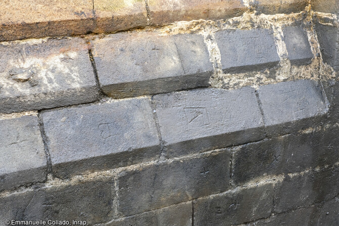 Marques de tacherons destinées à l'organisation du chantier, sur le parement externe du logis ducal du château médiéval de l'Hermine à Vannes (Morbihan). Elles sont le reflet de ce programme architectural cohérent et maîtrisé. La construction de l'édifice s'est déroulée en une seule phase, ce qui témoigne de l'importance des moyens financiers et humains utilisés. Les vestiges indiquent que le duc de Bretagne Jean IV a su s'entourer des meilleurs ingénieurs et artisans de l'époque.