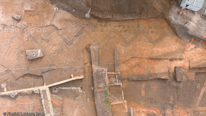 Vue d'ensemble de la fouille de Châteaubriant (Loire-Atlantique). Des vestiges d'ouvrages défensifs du XIIIe siècle, côtoient une tranchée abri en zig-zag datant de la Seconde Guerre mondiale. 