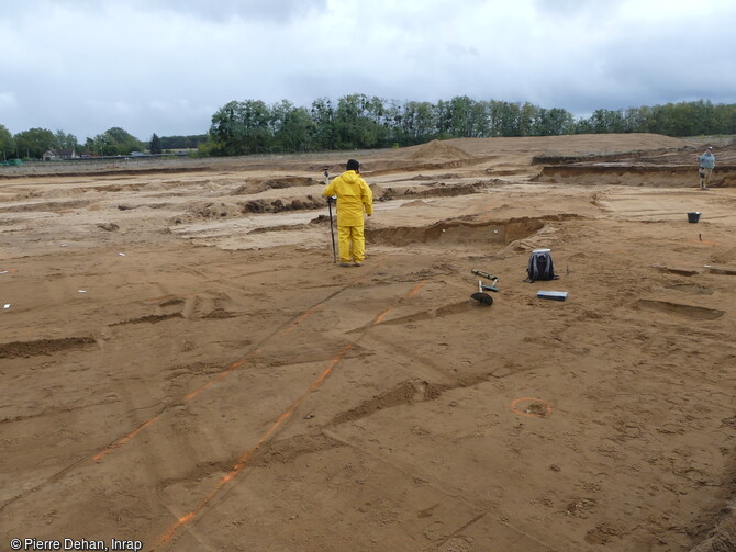 Vue générale du décapage dans les sables à Decize (Nièvre). Cinq fossés rectilignes traversent l'emprise de la fouille de part en part, visiblement organisés entre eux : alignés, parallèles ou sécants. Cette fouille, a été menée dans un contexte géomorphologique très particulier. Les formations sédimentaires superficielles sont constituées de sables éolisés. 