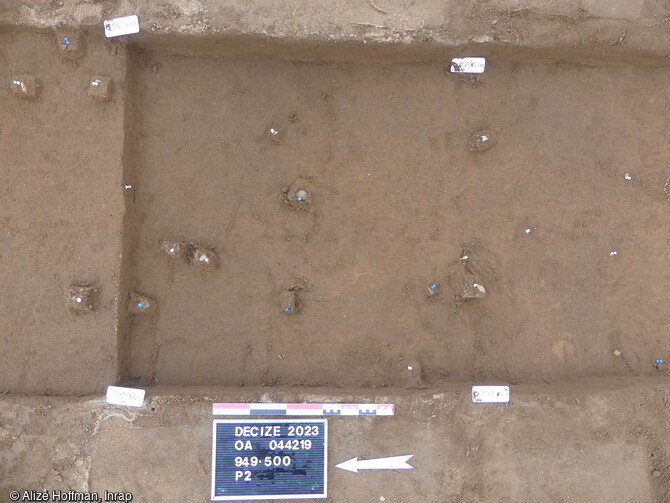 Carré en cours de fouille dans la zone 1, du niveau 1 qui apparait dès 45 cm de profondeur, mené dans les formations de sables éolisés à Decize (Nièvre). Il ne s'y dégage pas de forte concentration de vestiges.
