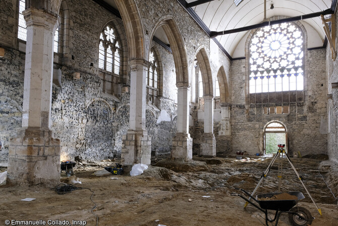 L'ancienne église du couvent des Jacobins à Morlaix Finistère) en cours de fouille. Les archéologues mettent au jour des vestiges de cet établissement religieux depuis sa fondation au XIIIe siècle jusqu'à la Révolution Française. La première phase de la fouille a livré 230 tombes, dont celle d'un gouverneur de Morlaix, ainsi que de rares objets de dévotion. 