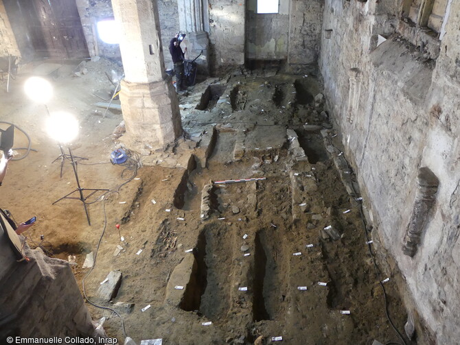 Sépultures en cours de fouille dans le collatéral de l'ancienne église du couvent des Jacobins à Morlaix (Finistère). Elles se divisent en deux grandes catégories : les tombes individuelles en cercueil/linceul et les tombes en caveau maçonné. 