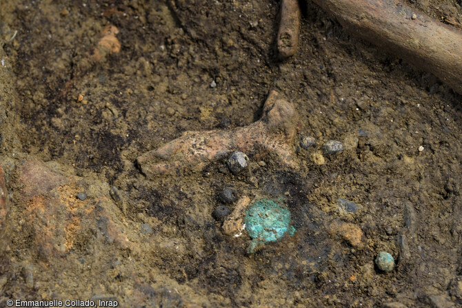 Crucifix en céramique et médaille en alliage cuivreux découverts dans une sépulture lors des fouilles menées dans l'ancienne église du couvent des Jacobins à Morlaix (Finistère).