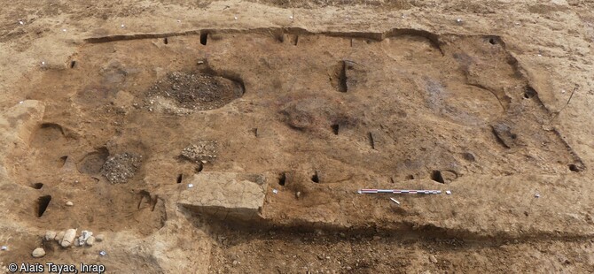 Un des deux principaux bâtiments du XIIe siècle mis au jour à Cayrac (Tarn-et-Garonne). Excavés sur une vingtaine de cm, ils sont construits à l'aide de poteaux périphériques internes. 