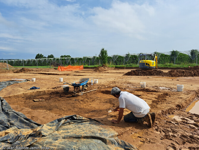 Un des deux principaux bâtiments du XIIe siècle en cours de fouille à Cayrac (Tarn-et-Garonne). Ce bâtiment, excavé sur une vingtaine de centimètres, est construit à l'aide de poteaux périphériques et internes. L'hypothèse de murs en terre ou torchis surmontés de toitures végétales est privilégiée pour l'ensemble des bâtiments de ce site. La découverte d'édifices de cette dimension, dans cet état de conservation, de l'organisation est un fait rare, si ce n'est inédit dans le Toulousain. 