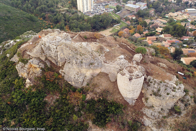 Le château vu du sud. Le castrum de Saint-Marcel, présente les seuls vestiges de château fort de la commune de Marseille (Bouches-du-Rhône). Le site est on ne peut plus propice à l'installation d'un castrum sur un promontoire naturellement défendu par des falaises dominant le vallée de l'Huveaune. La difficulté d'accès au site, a contraint à la réalisation d'une fouille entièrement manuelle. 