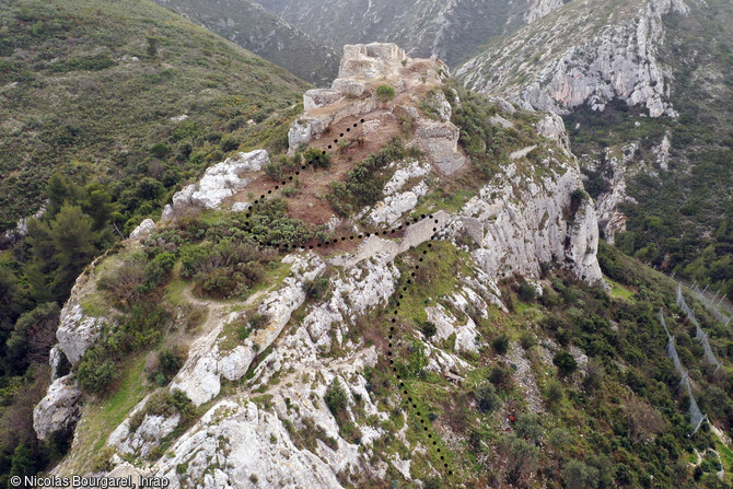 Le castrum de Saint-Marcel à Marseille (Bouches-du-Rhône, vu du nord-est. En pointillés, le tracé du chemin médiéval. L'histoire complexe du château révèle davantage une fonction défensive qu'un lieu de résidence seigneurial. La première mention certaine se trouve dans le cartulaire de Saint-Victor et date de 1057. Difficilement accessible, le castrum  est un atout stratégique jusqu'au milieu de XVe siècle. 