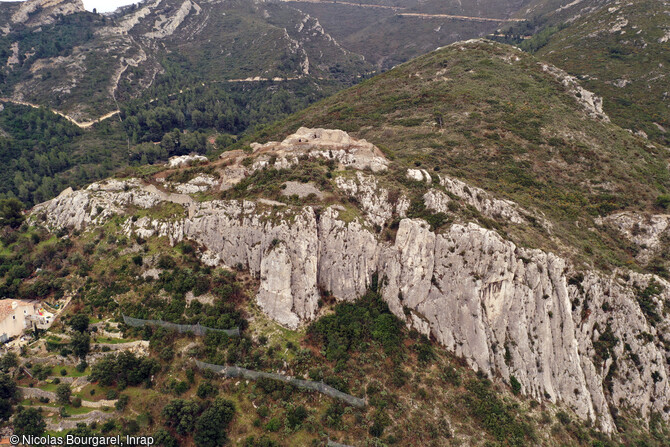 Le château vu du nord. Le castrum de Saint-Marcel, présente les seuls vestiges de château fort de la commune de Marseille (Bouches-du-Rhône). Le site est on ne peut plus propice à l'installation d'un castrum sur un promontoire naturellement défendu par des falaises dominant le vallée de l'Huveaune. À proximité, une falaise rocheuse taillée dans les fines strates du crétacé moyen offre aux maçons tous les matériaux nécessaires à la sa construction. 