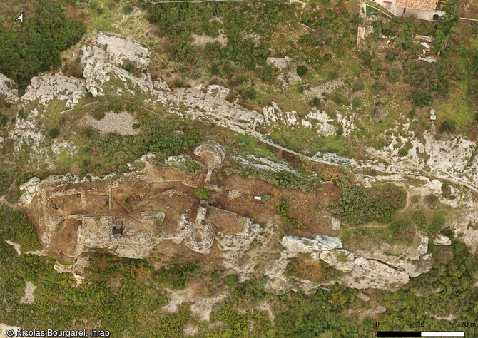 Orthophotographie du castrum de Saint-Marcel, à Marseille (Bouches-du-Rhône). Les murs conservés, certains encore partiellement en élévation, d'autres réduits à de simple arases au niveau du sol, ont pour caractéristique commune, à quelques exceptions près, l'utilisation de moellons de calcaire, équarris et soigneusement agencés en assises régulières. Il s'agit d'une technique de construction typiquement médiévale.  