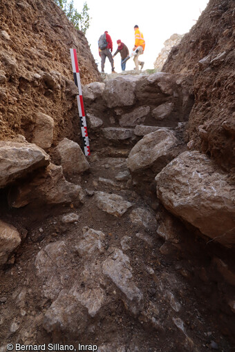 Avant la construction du château de Saint-Marcel à Marseille (Bouches-du-Rhône), une occupation du castrum semble être attestée durant la protohistoire. Effectivement dans les anfractuosités de la roche, qui semble avoir subi un lessivage avant l'époque médiévale, des tessons de céramiques ont été mis au jour. De même le site s'inscrit dans les nombreux oppida gaulois qui jalonnent le territoire marseillais , comme le baou de Saint-Marcel situé en vis-à-vis par rapport à l'Huveaune. 