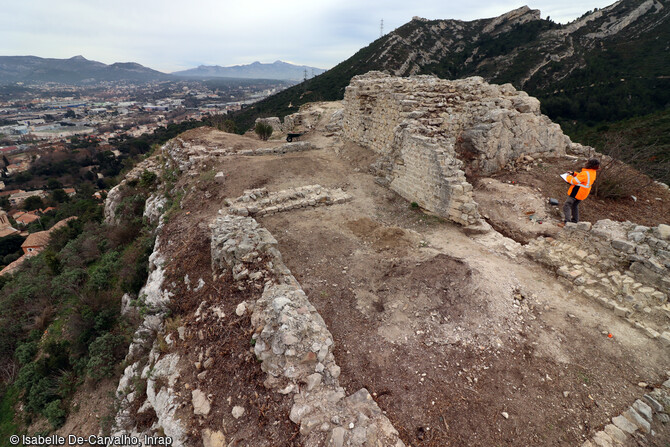 La partie sommitale du château de Saint-Marcel de Marseille (Bouches-du-Rhône) vue du nord-ouest. 