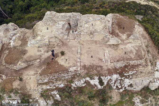 La partie haute du château de Saint-Marcel de Marseille (Bouches-du-Rhône), vue du nord avec numérotation des espaces. 1 la tour, 2 la citerne, 3 la résidence, 4 la cour, 5 la chapelle, 6 les latrines. 