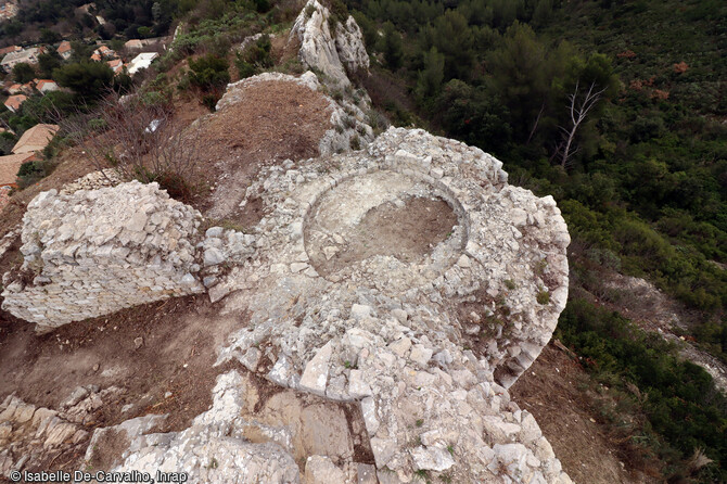 La tour sud du château Saint-Marcel à Marseille (Bouches-du-Rhône) et ses deux courtines. Les deux tours circulaires nord et sud sont très proches de par leurs formes : 7,20 m de diamètre avec des murs épais de 1,90 m. En revanche elles diffèrent radicalement par les matériaux. La tour sud est faite de blocs de calcaire assez cubiques soigneusement taillés. La tour nord est monté à la base avec de petits moellons calcaires et au-dessus avec de gros blocs de tufs bien taillés. 