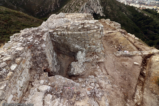 Les latrines du château Saint-Marcel à Marseille (Bouches-du-Rhône). Au fond la tour-beffroi. A droite, la tranchée pour les fondations du garde-corps du futur belvédère prévu pour l'ouverture au public. 