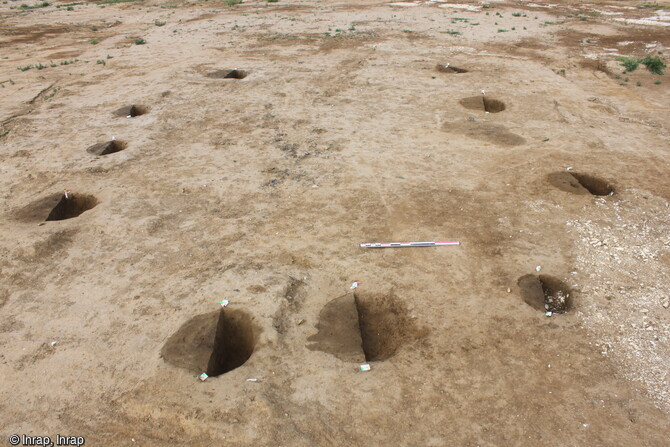 Vue d'un bâtiment sur poteaux (grange ou habitat) d'une ferme romaine du 1er siècle de notre ère, en cours de fouille à Méaulte (Somme). 