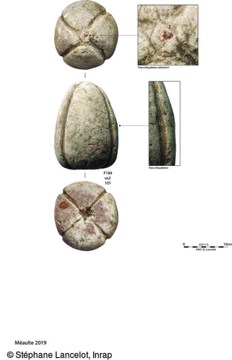 Un poids ou contrepoids en grès témoigne d'un activité de chaudronnerie (1er-2e siècle) dans la ferme romaine en cours de fouille à Méaulte (Somme). 