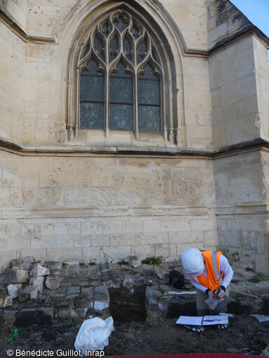 Relevé en cours des sondages au sud du chevet de l'église Saint-Georges au cœur du Château de Caen (Calvados), après la découverte des premières sépultures. 