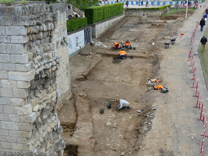 Ancienne voirie médiévale, en cours de fouille, allant de la porte Saint-Pierre à l'église Saint-Georges et des bâtiments qui la longent, au cœur du Château de Caen (Calvados). 