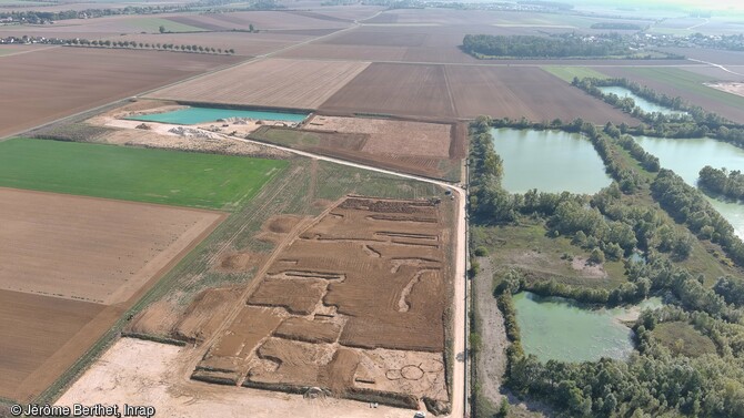 Vue générale de la gravière de Marliens (Côte-d'Or) dans la vallée de l'Ouche affluent de la Saône. 